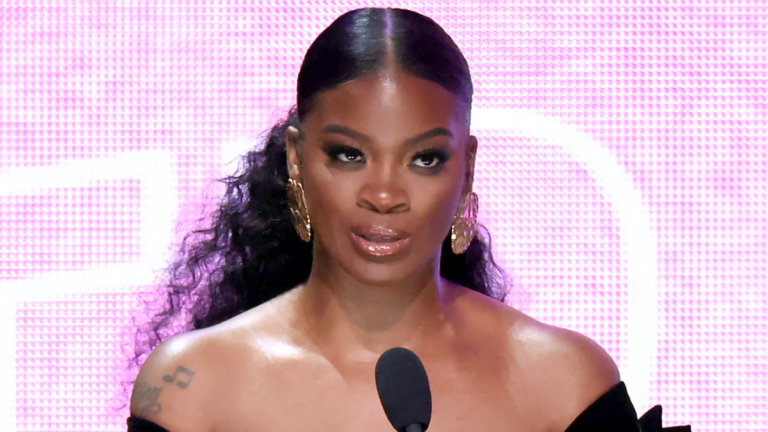 Ari Lennox admet que la peur de voler « détruit » sa santé