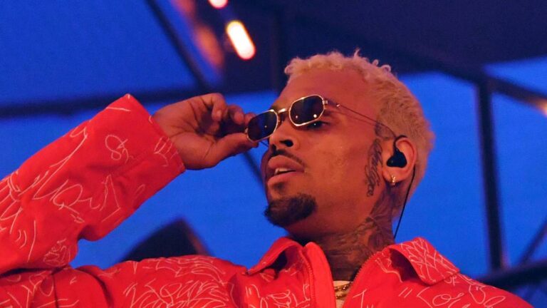 Chris Brown explique pourquoi les chanteurs peuvent utiliser des écrivains fantômes mais pas des rappeurs