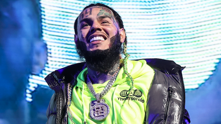 6ix9ine se vante d&rsquo;avoir gagné 500 000 $ pour une émission de 40 minutes : « Je me détesterais aussi »