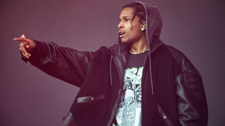 A$AP Rocky a une réaction surprise après avoir été frappé avec un téléphone pendant qu&rsquo;il joue