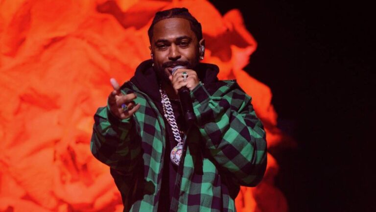Big Sean visite le site de tir de masse de Buffalo pour lui rendre hommage : « Prayers Up »