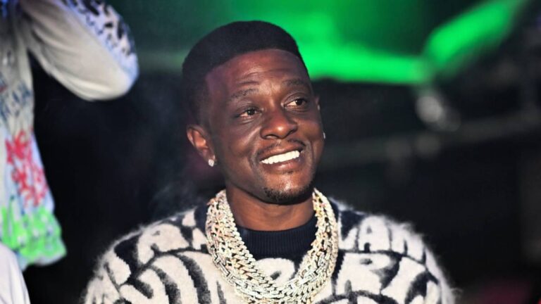 Boosie Badazz pose hilarante en tant que personnage du musée de cire