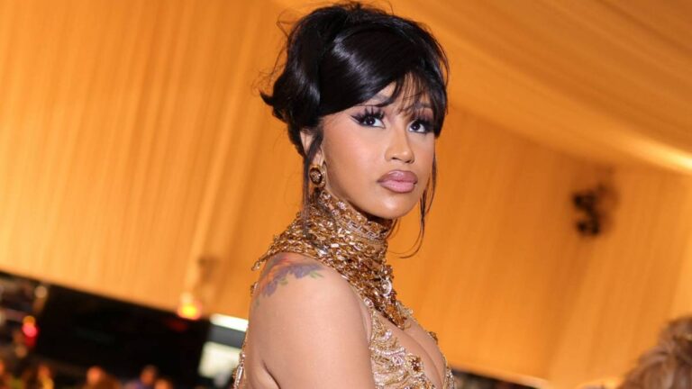 Cardi B réfléchit au couplet « Hot Shit » de Kanye West : « J&rsquo;aime la façon dont son couplet est personnel, mais ce n&rsquo;est pas personnel »