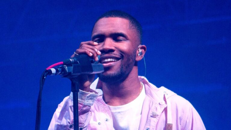 Frank Ocean, 17 ans, chante à la fin de ses études secondaires dans une vidéo découverte