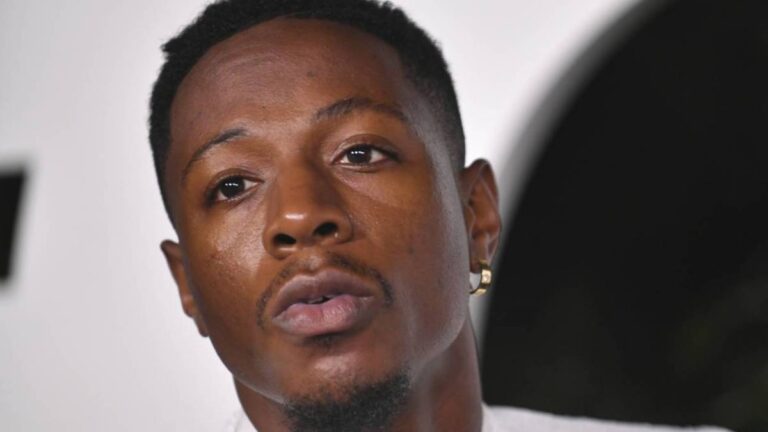 Joey Bada$$ demande 12 000 $ à Delta Air Lines pour les dommages causés à l&rsquo;équipement de studio