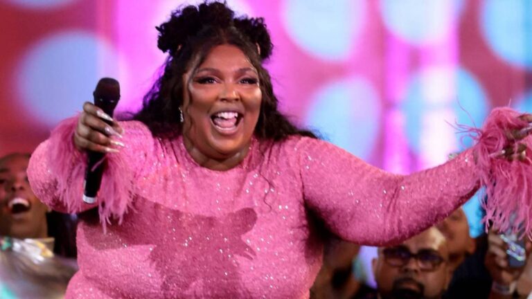 Lizzo admet qu&rsquo;elle a grandi en pensant qu&rsquo;elle n&rsquo;était pas « souhaitable » en raison de sa taille