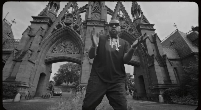 Lloyd Banks dit « Donnez-moi des fleurs pendant que je peux les sentir » dans la vidéo de « Dead Roses »