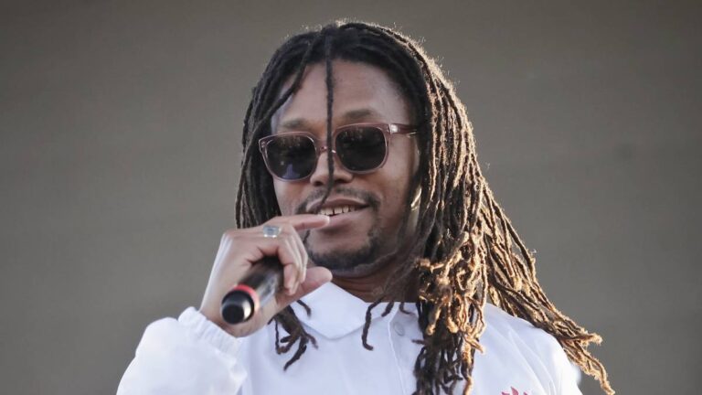 Lupe Fiasco donne vie à l&rsquo;alter-ego &lsquo;Carrera Lu&rsquo; dans la vidéo &lsquo;Autoboto&rsquo;