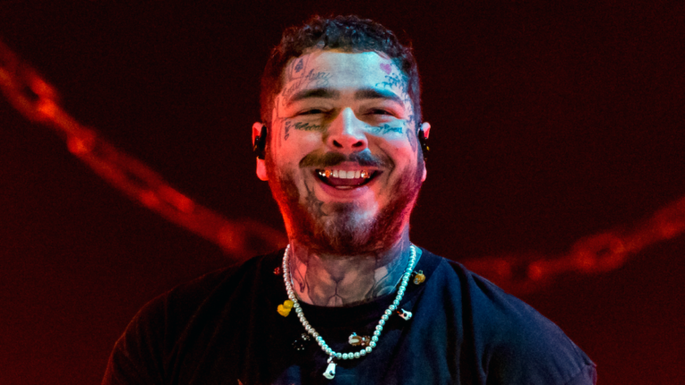 Post Malone offre un prix de 100 000 $ à ses fans pour le battre dans une bataille de cartes à collectionner