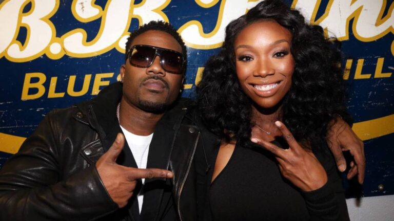 Ray J encre un tatouage bizarre du visage de sa sœur Brandy sur sa jambe