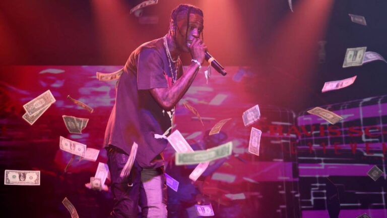 Travis Scott appelle un fan pour s&rsquo;être endormi pendant son émission : « Wake The Fuck Up »