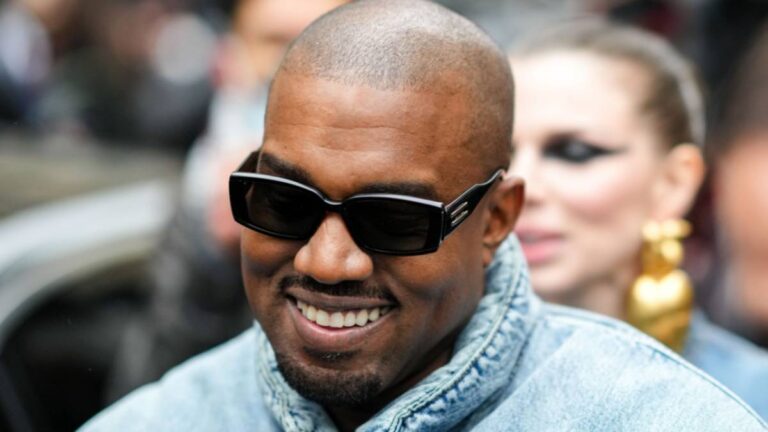 Kanye West fait ses débuts en mannequin au défilé Balenciaga de la Fashion Week de Paris