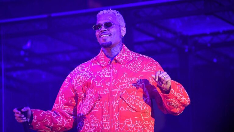 Chris Brown dit que ses rencontres coûteuses ont incité les artistes à « se foutre » de leurs fans