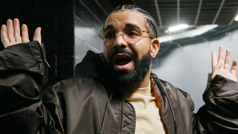 Drake se fait tatouer le visage dédié à sa mère