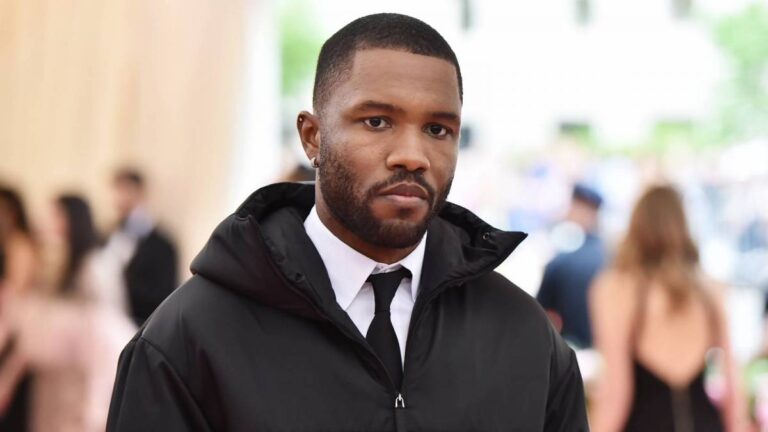Frank Ocean partage une photo nue pour promouvoir son nouvel anneau pénien de 25 000 $