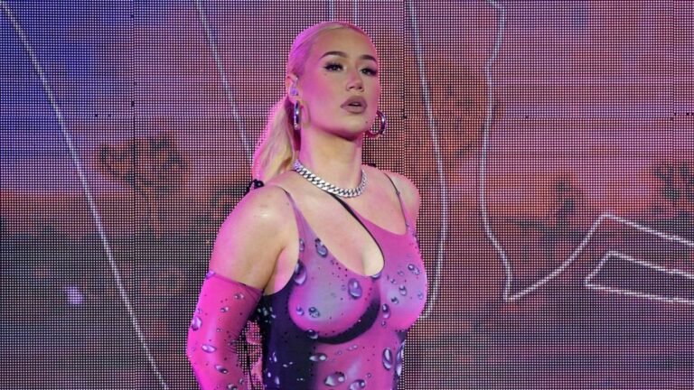 Iggy Azalea met fin à sa brève retraite du rap : « Cry About It »