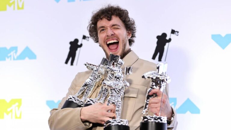 Jack Harlow gagne gros et joue en première classe avec Fergie aux MTV VMA 2022