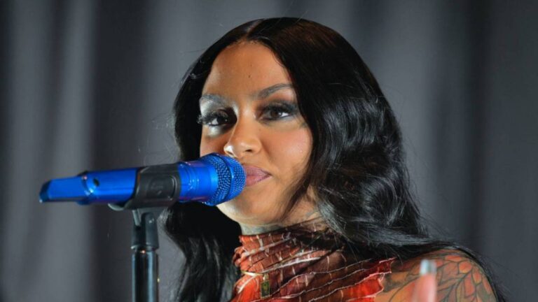 Kehlani coupe le spectacle de Philadelphie peu de temps après que plusieurs fans se soient évanouis