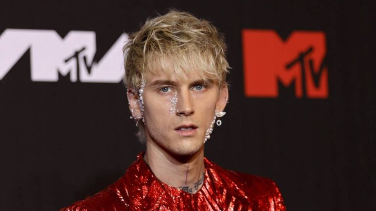 Le bus de tournée de Machine Gun Kelly est dégradé par des insultes homophobes