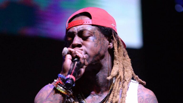 L&rsquo;ex-assistant de Lil Wayne accuse le rappeur de l&rsquo;avoir frappé à la mâchoire lors d&rsquo;un combat en jet privé et demande des dommages et intérêts