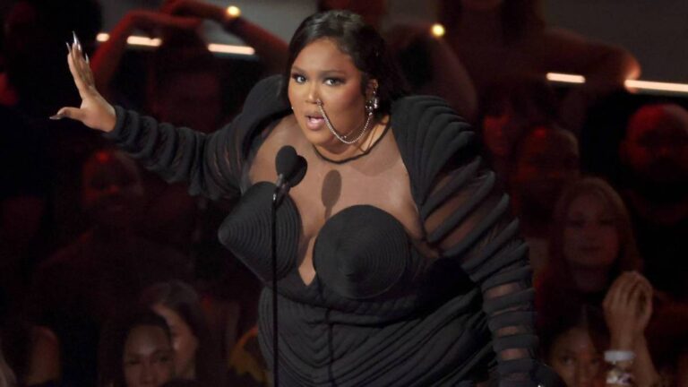 Lizzo renvoie le feu au comédien Aries Spears lors du discours d&rsquo;acceptation des MTV VMA 2022