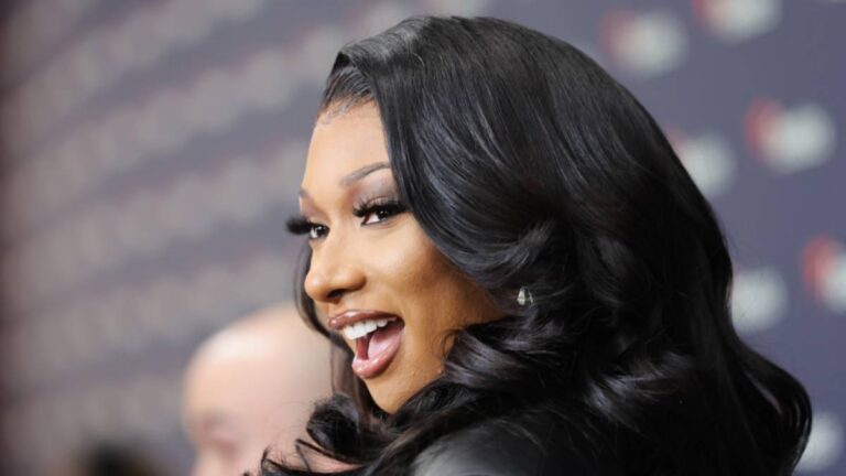 Megan Thee Stallion dit que &lsquo;Traumazine&rsquo; satisfait ses obligations d&rsquo;étiquette et exige 1 million de dollars de dommages et intérêts