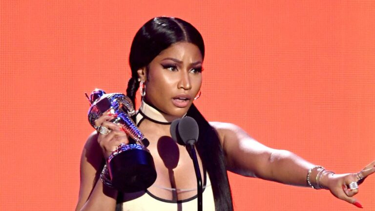 Nicki Minaj célèbre les 100 000 ventes du single « Super Freaky Girl »