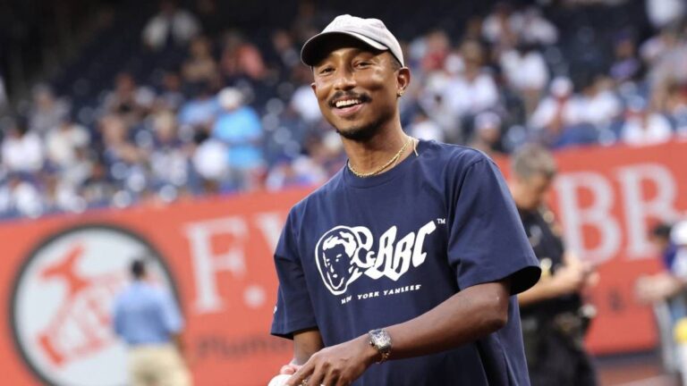 Regardez Pharrell lancer son premier lancer à la série Yankees-Mets Subway