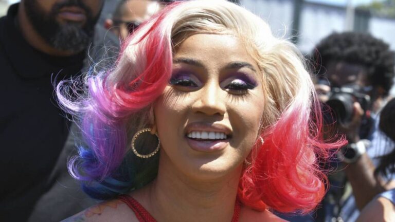 Cardi B fait un don de 100 000 $ à son collège du Bronx