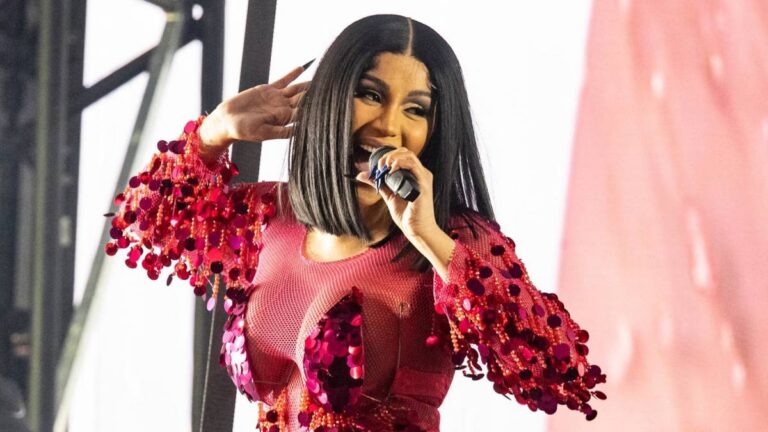 Cardi B montre son premier tatouage facial sur Instagram : « Ceci sans filtre, salope »