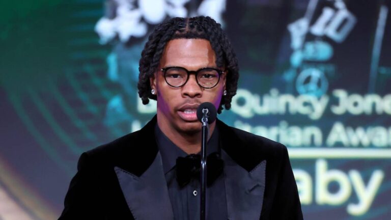 Lil Baby accepte le prix humanitaire Quincy Jones au gala de la musique noire