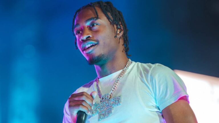 Lil Tjay dit qu&rsquo;il est « béni » d&rsquo;être de retour sur scène pendant le set explosif de Rolling Loud à New York