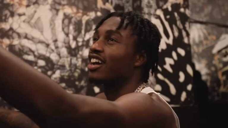 Lil Tjay partage une vidéo de la récupération post-opératoire après le tournage : « Les blogs ont dit que je ne pouvais pas marcher »