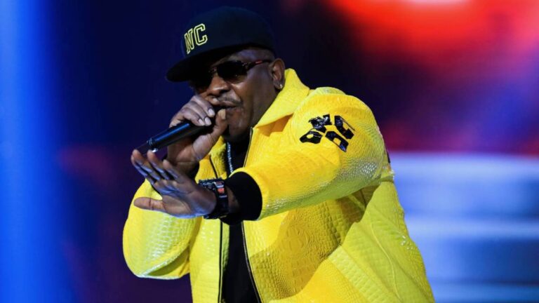 Petey Pablo aide un couple nouvellement marié à «se relever» avec une performance de mariage sauvage