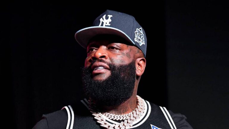 Rick Ross dévoile son alter ego de super-héros masqué : « Je suis là pour sauver vos folles soirées »