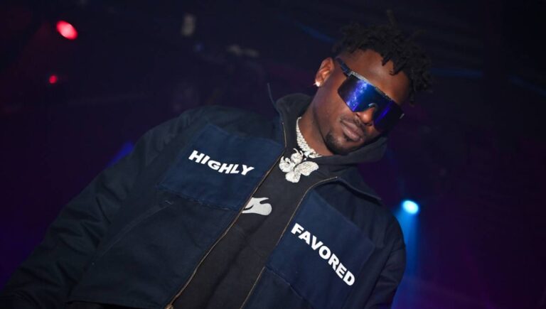 Antonio Brown Flexes Music Check à six chiffres: « Je suis payé pour rapper »