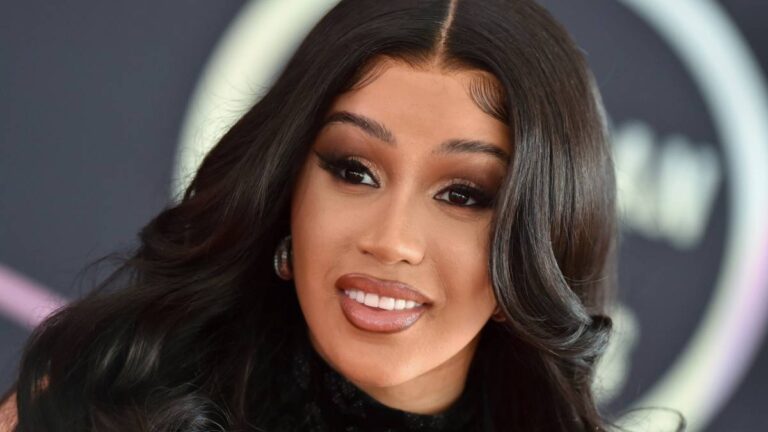 Cardi B fête son 30e anniversaire avec une soirée sur le thème du cabaret et des plaques de platine historiques