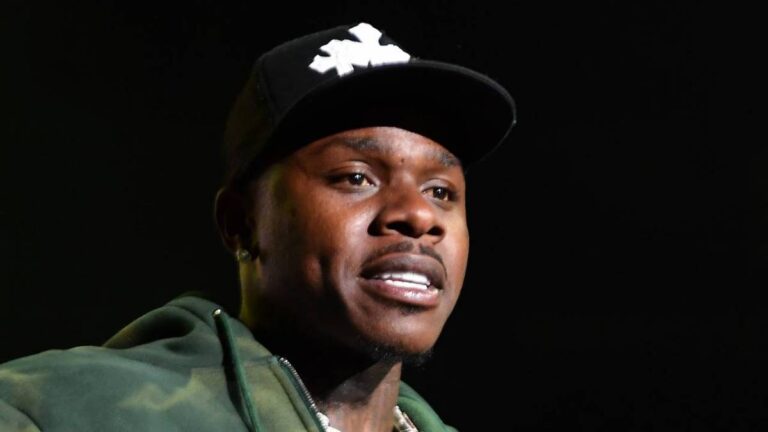 DaBaby découvre que sa fille joue à un jeu vidéo bizarre avec lui-même : « Quelqu&rsquo;un me doit de l&rsquo;argent »