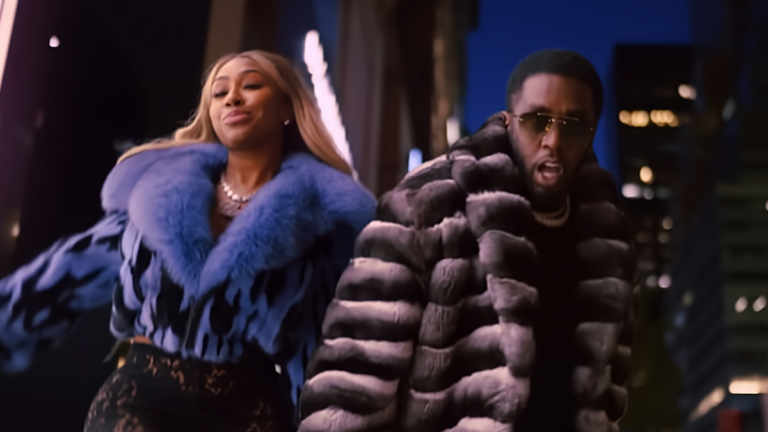 Diddy ferme NYC avec Yung Miami dans la vidéo &lsquo;Diddy Freestyle&rsquo; du Dr Dre-Sampling