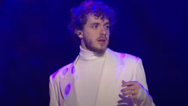 Jack Harlow ramène dans les années 70 pour une performance « SNL »