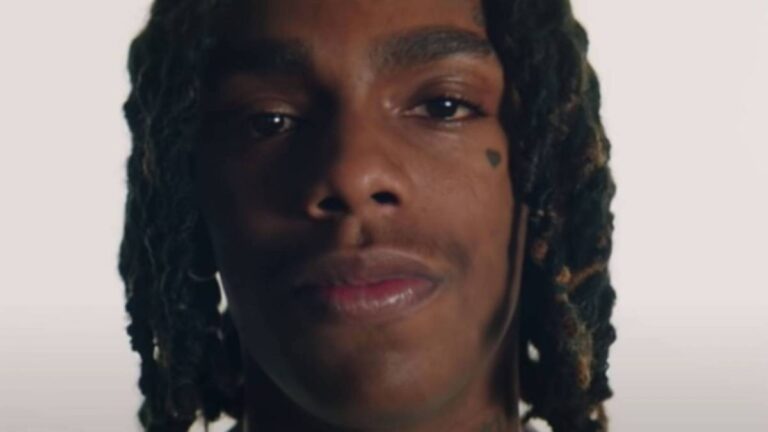 La mère de YNW Melly dit que l&rsquo;histoire de l&rsquo;évasion de prison a été conçue pour ternir le cas du rappeur