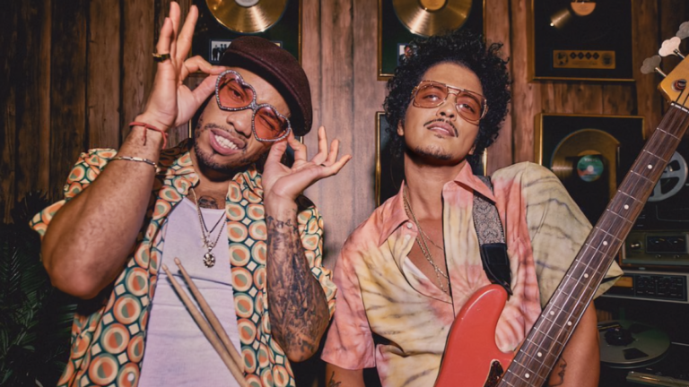 L&rsquo;album « Silk Sonic » d&rsquo;Anderson .Paak & Bruno Mars ne répétera pas le succès des Grammys 2022