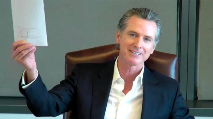 Le gouverneur de Californie signe officiellement le projet de loi sur les paroles de rap