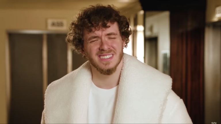 Le manteau de vison de Jack Harlow est rôti dans l&rsquo;aperçu de &lsquo;SNL&rsquo;