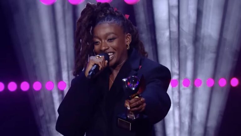Le rappeur britannique Little Simz remporte le prix Mercury 2022 pour « Parfois, je pourrais être introverti »