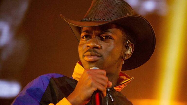Lil Nas X souffre d&rsquo;une urgence dans la salle de bain pendant le spectacle d&rsquo;Atlanta : « Je reviens tout de suite »