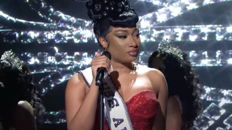 Megan Thee Stallion retient ses larmes lors d&rsquo;une performance émotionnelle « SNL »