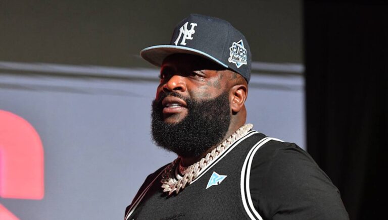 Rick Ross obtient une montre de 1,5 million de dollars livrée par un véhicule blindé