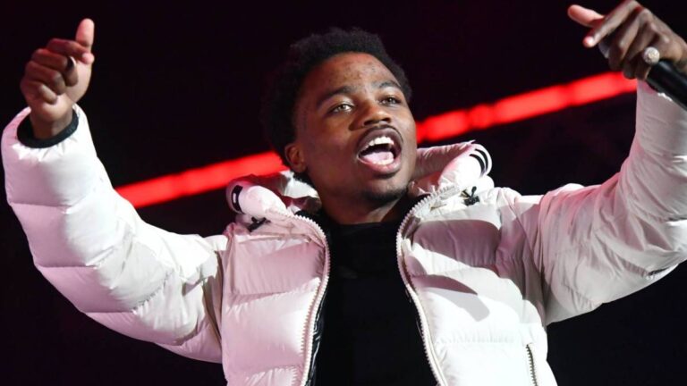 Roddy Ricch reçoit une citation pour service communautaire alors qu&rsquo;il surprenait des étudiants à New York