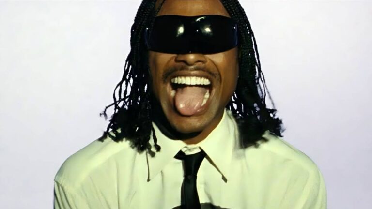 Steve Lacy brise la caméra d&rsquo;un fan et prend d&rsquo;assaut la scène lors d&rsquo;un spectacle à la Nouvelle-Orléans